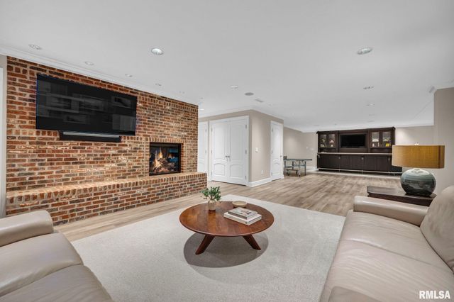 800 BAYSIDE Drive, Germantown Hills, IL 61548