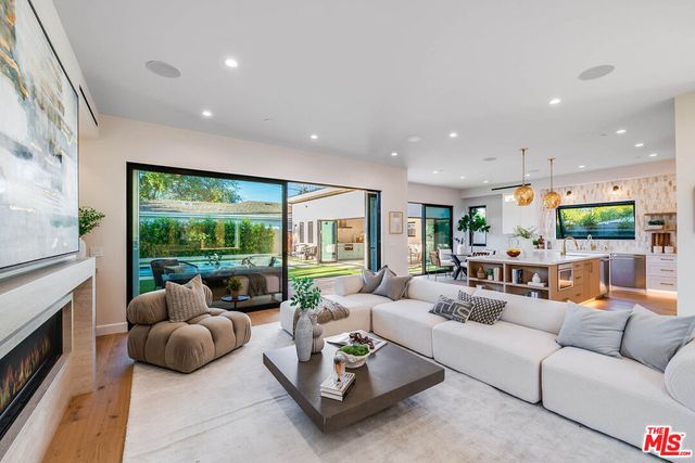 12427 Cumpston Street, Valley Village, CA 91607