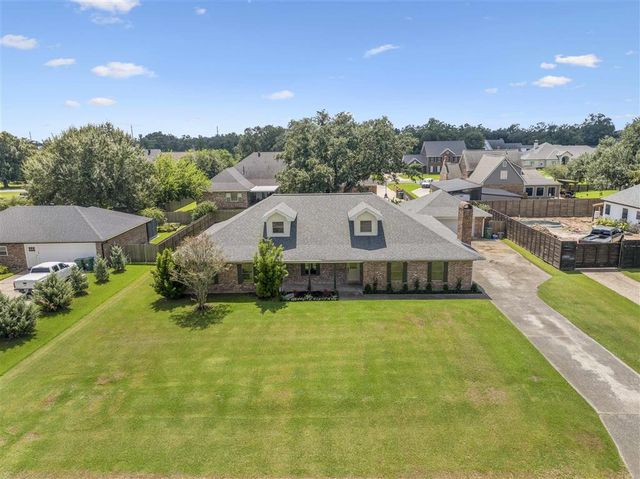 1901 Deep Woods Drive, Lake Charles, LA 70605