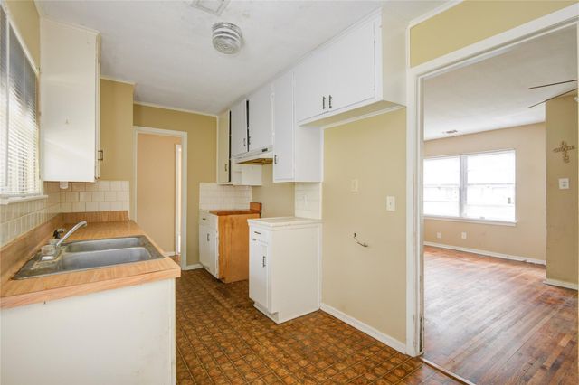 215 Cypress Street, Lake Jackson, TX 77566