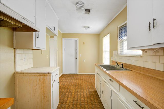 215 Cypress Street, Lake Jackson, TX 77566