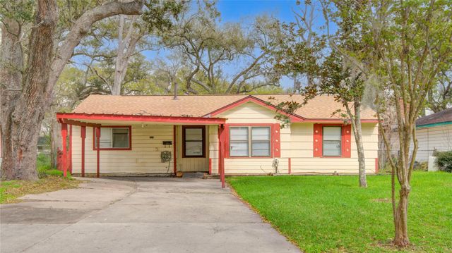 215 Cypress Street, Lake Jackson, TX 77566