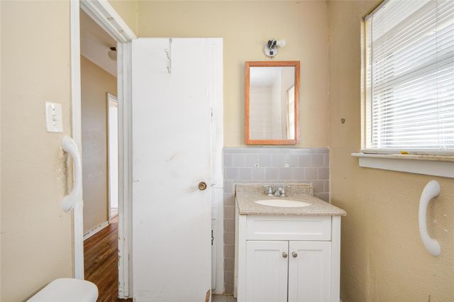 215 Cypress Street, Lake Jackson, TX 77566