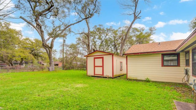 215 Cypress Street, Lake Jackson, TX 77566