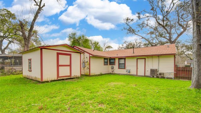 215 Cypress Street, Lake Jackson, TX 77566