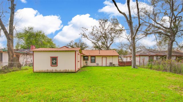 215 Cypress Street, Lake Jackson, TX 77566