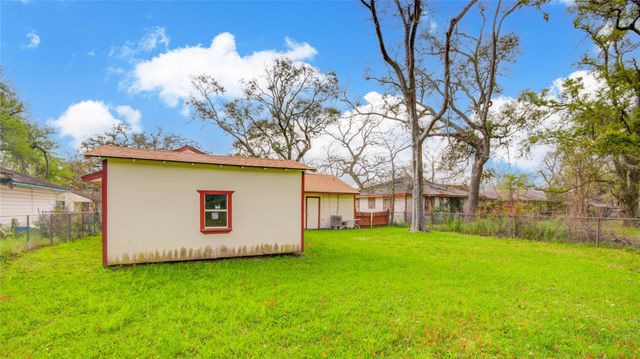 215 Cypress Street, Lake Jackson, TX 77566