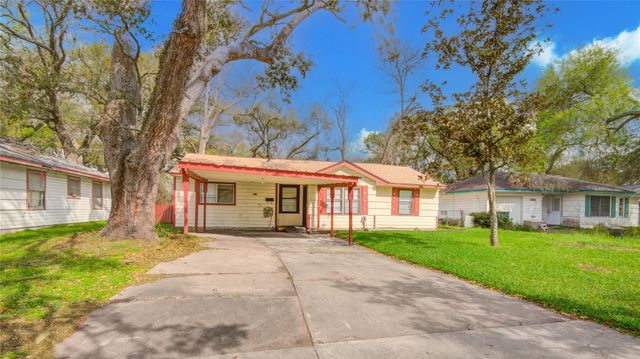 215 Cypress Street, Lake Jackson, TX 77566
