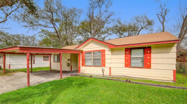 215 Cypress Street, Lake Jackson, TX 77566