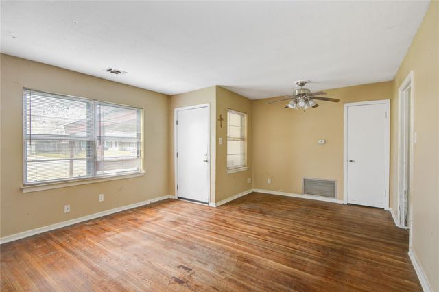 215 Cypress Street, Lake Jackson, TX 77566