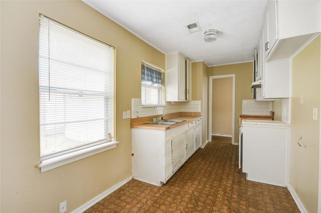 215 Cypress Street, Lake Jackson, TX 77566