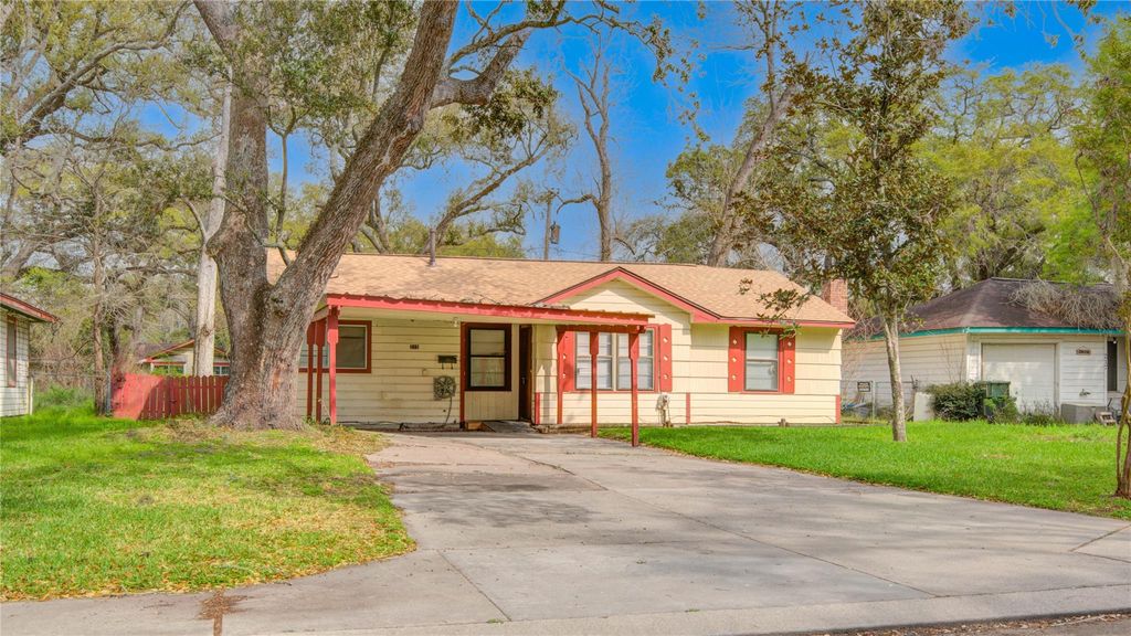 215 Cypress Street, Lake Jackson, TX 77566