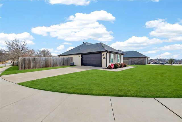 5821 W Fountain Street, Fayetteville, AR 72704