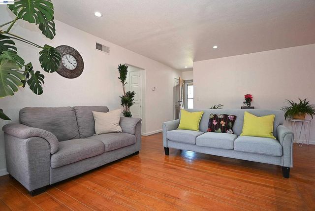 26454 Taft St, Hayward, CA 94544