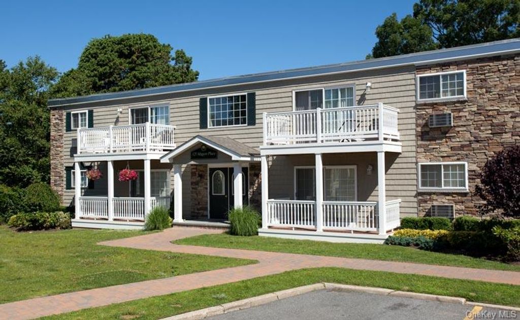 120 Magaw Place B16, West Babylon, NY 11704
