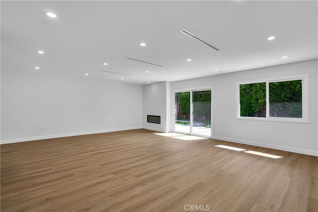 8120 Glade Avenue, Los Angeles, CA 91304