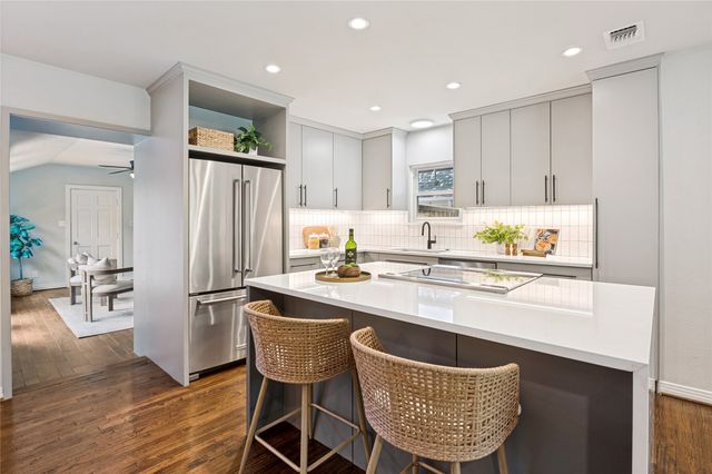 1043 N Edgefield Avenue, Dallas, TX 75208