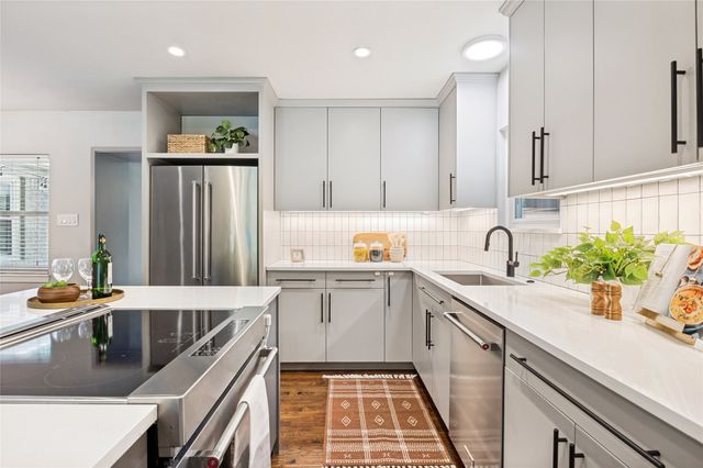1043 N Edgefield Avenue, Dallas, TX 75208