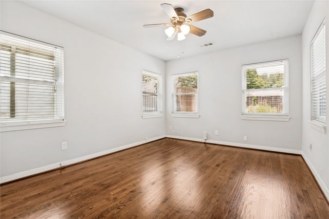 1043 N Edgefield Avenue, Dallas, TX 75208