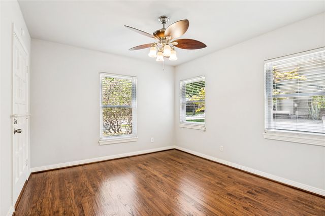1043 N Edgefield Avenue, Dallas, TX 75208