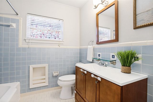 1043 N Edgefield Avenue, Dallas, TX 75208