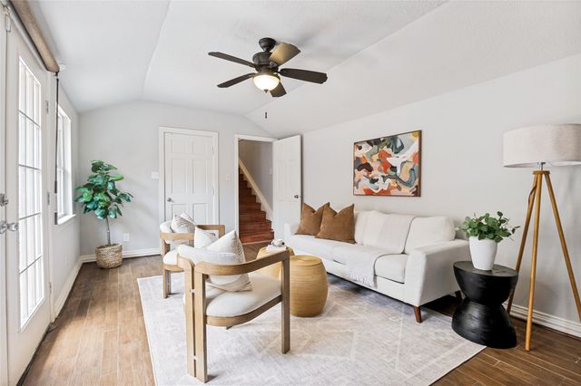 1043 N Edgefield Avenue, Dallas, TX 75208