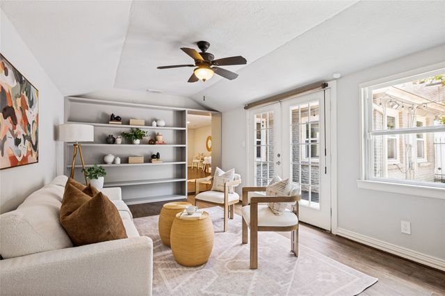 1043 N Edgefield Avenue, Dallas, TX 75208
