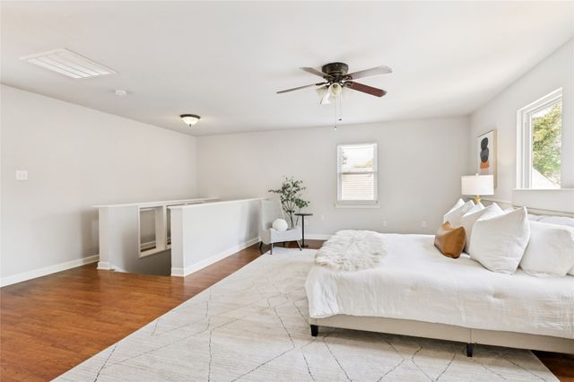 1043 N Edgefield Avenue, Dallas, TX 75208