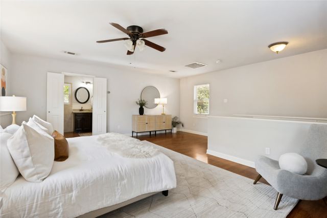 1043 N Edgefield Avenue, Dallas, TX 75208