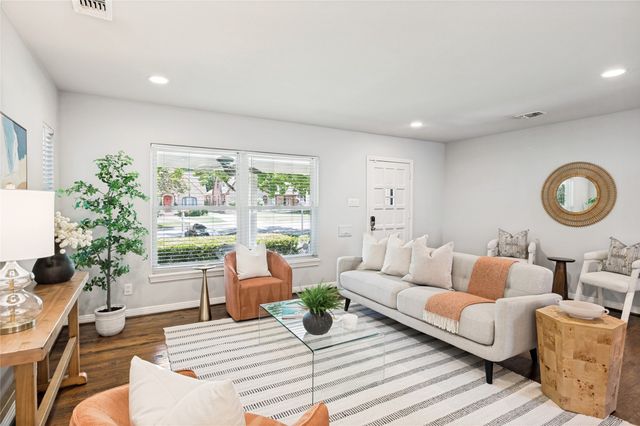 1043 N Edgefield Avenue, Dallas, TX 75208