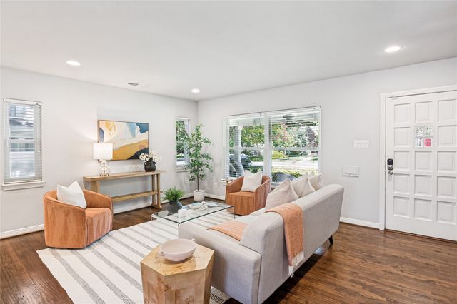 1043 N Edgefield Avenue, Dallas, TX 75208