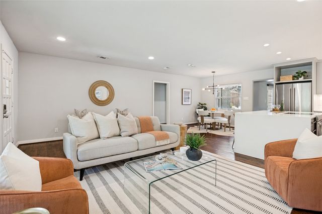 1043 N Edgefield Avenue, Dallas, TX 75208