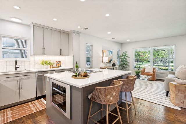 1043 N Edgefield Avenue, Dallas, TX 75208