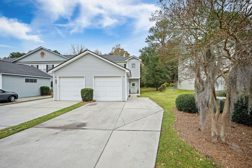 Image 4 of property listing at 4579 Great Oak Drive, North Charleston, SC 29418