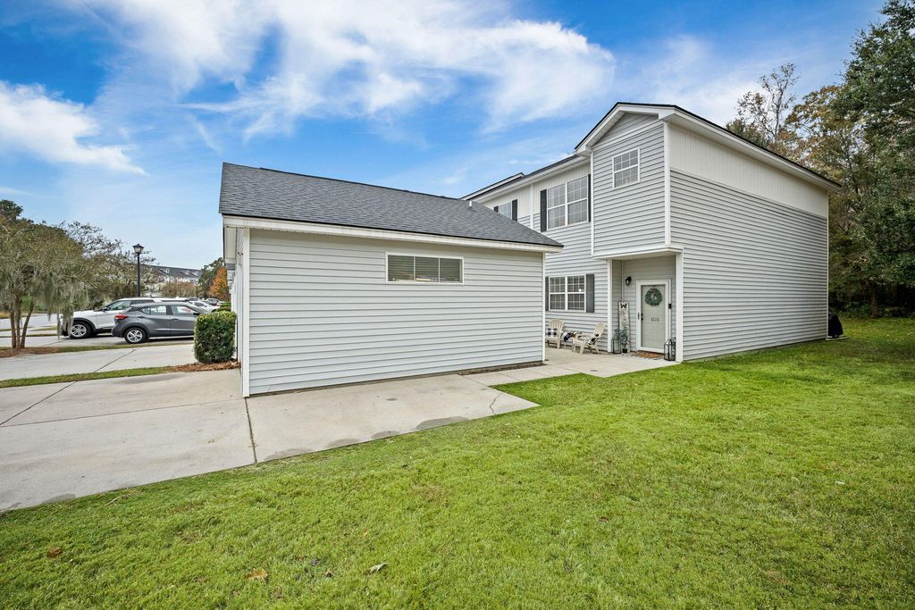 Image 5 of property listing at 4579 Great Oak Drive, North Charleston, SC 29418