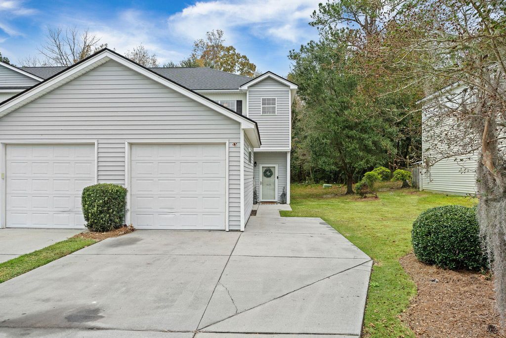 Image 6 of property listing at 4579 Great Oak Drive, North Charleston, SC 29418