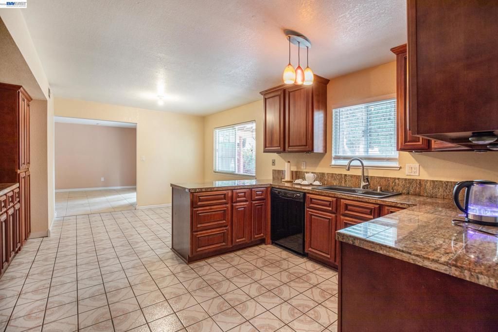 Image 44 of property listing at 3241 Arnaudo Ln, Tracy, CA 95376