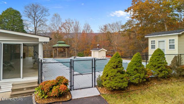 253 BurkeMill Rd, Rockwood, TN 37854