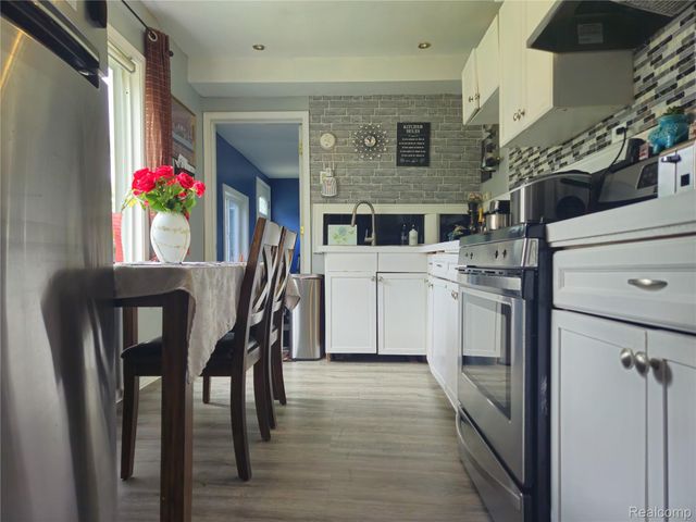 22189 Albion Ave, Farmington Hills, MI 48336