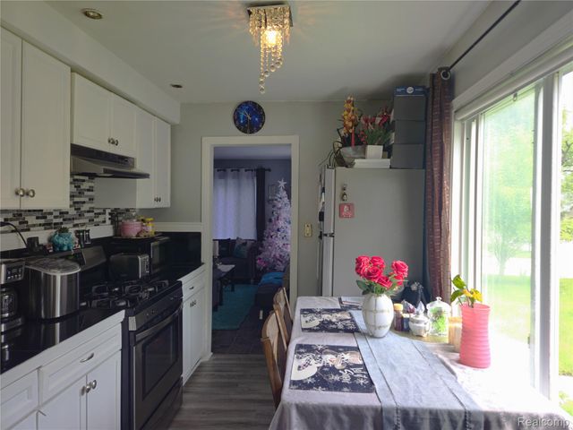 22189 Albion Ave, Farmington Hills, MI 48336