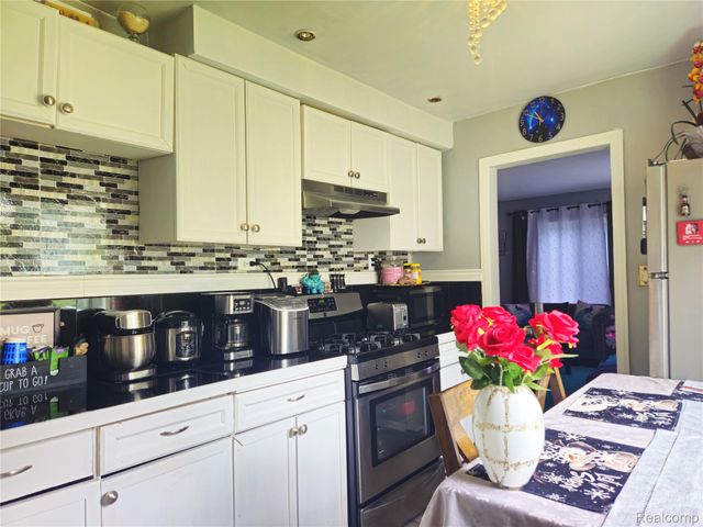 22189 Albion Ave, Farmington Hills, MI 48336