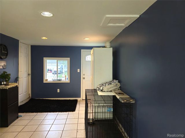 22189 Albion Ave, Farmington Hills, MI 48336