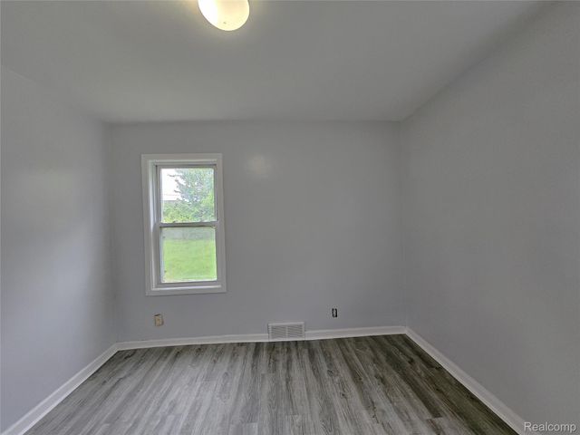 22189 Albion Ave, Farmington Hills, MI 48336