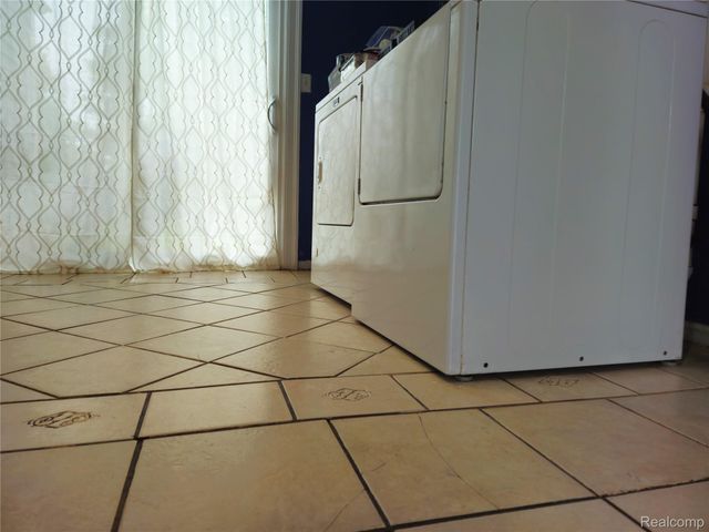 22189 Albion Ave, Farmington Hills, MI 48336