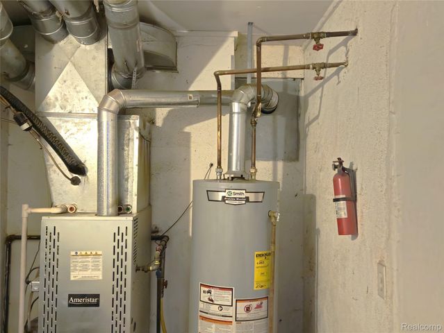 22189 Albion Ave, Farmington Hills, MI 48336