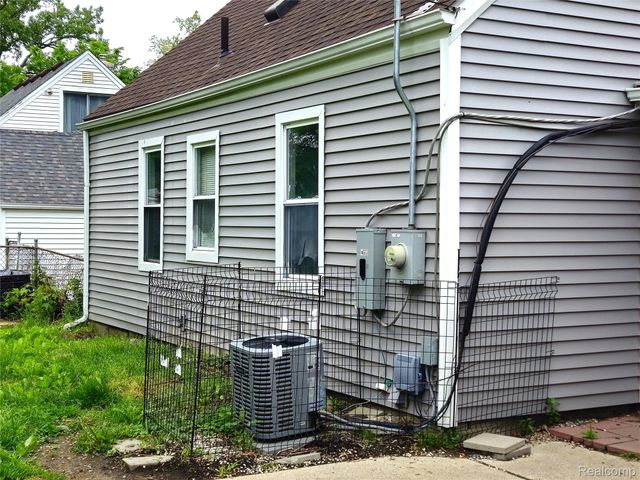 22189 Albion Ave, Farmington Hills, MI 48336