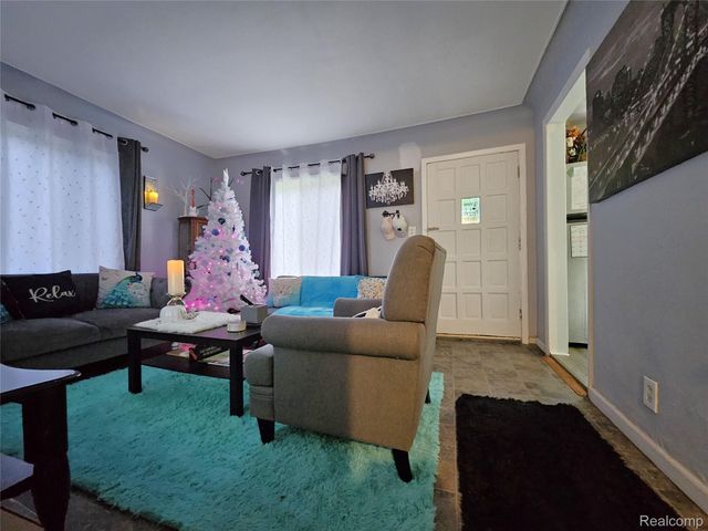 22189 Albion Ave, Farmington Hills, MI 48336