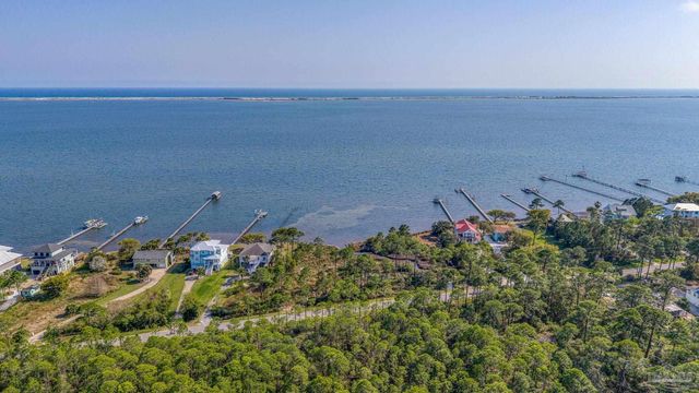 5503 Soundside Dr, Gulf Breeze, FL 32563
