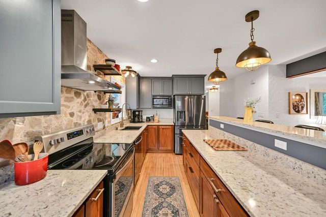 2500 Hemlock ROAD, Glendale, WI 53209