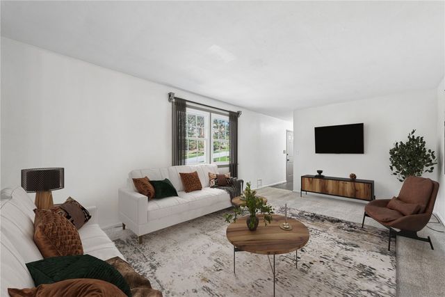 126 Jefferson Dr, Washington Twp, PA 15613